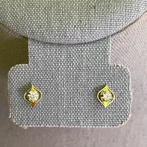 18K yellow gold earring with zirc stone.